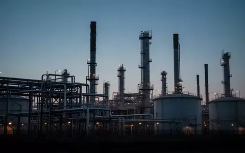 Industrielle Raffinerieanlagen bei Dämmerung als Symbol für die Energiepreisentwicklung. - Foto: über boerse-global.de