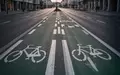 Leere städtische Straße in Österreich mit deutlich getrennten Fahrbahnen für Fahrräder und Kraftfahrzeuge bei Dämmerung. - Foto: über boerse-global.de