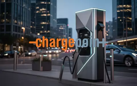 Moderne Ladesäulen für Elektrofahrzeuge in einer urbanen Umgebung bei Dämmerung. - Foto: über boerse-global.de