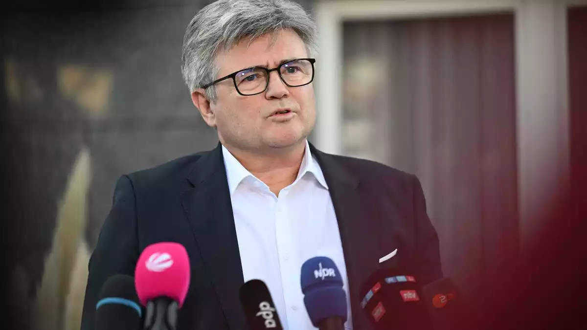 Meiswinkel: «Volkswagen hält sich an Verträge». - Bild: Julian Stratenschulte/dpa