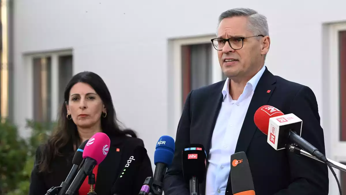 IG-Metall-Bezirksleiter Gröger und VW-Betriebsratschefin Cavallo zeigten sich nach dem Gespräch «enttäuscht und wütend». - Bild: Julian Stratenschulte/dpa
