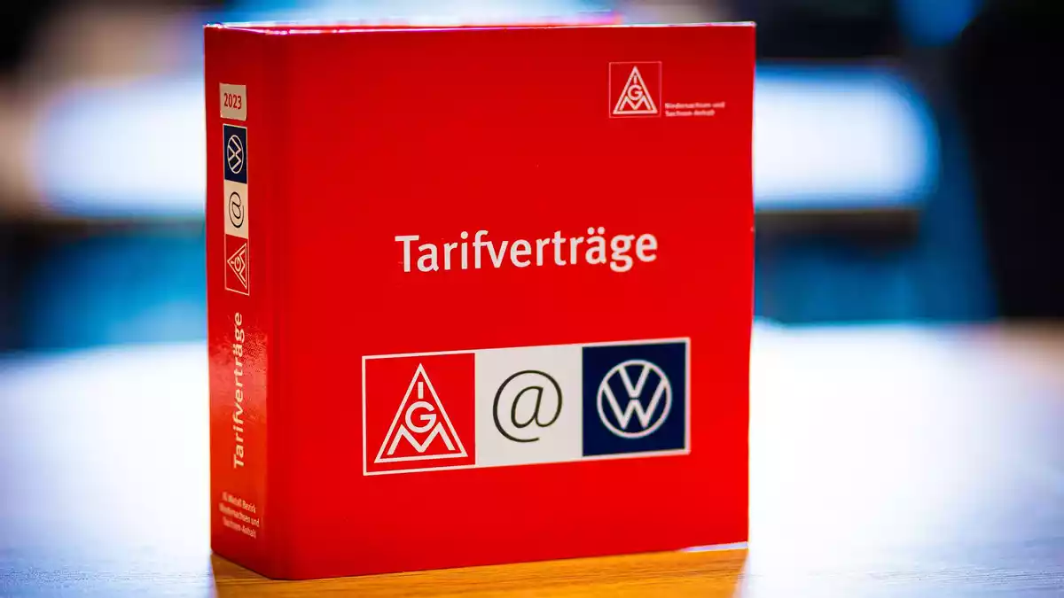 VW hat zehn Tarifverträge zum Jahresende gekündigt. (Archivbild) - Bild: Moritz Frankenberg/dpa