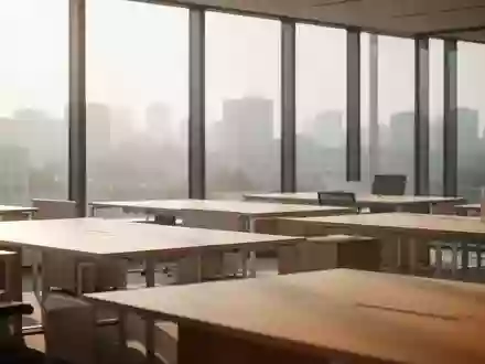 Ein heller, moderner Büroraum mit leeren Schreibtischen und natürlichem Lichteinfall durch große Fenster. - Foto: über boerse-global.de