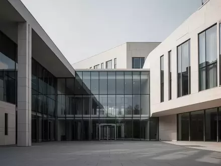 Die moderne Fassade eines europäischen Regierungsgebäudes bei Tageslicht. - Foto: über boerse-global.de