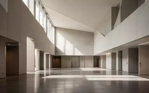 Ein minimalistischer, heller Architekturraum in einem Regierungsgebäude mit klaren Linien und natürlichem Licht. - Foto: über boerse-global.de