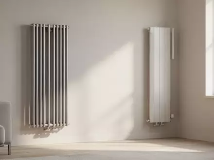 Ein heller, minimalistischer Wohnraum mit einem modernen Heizkörper an einer schlichten Wand. - Foto: über boerse-global.de