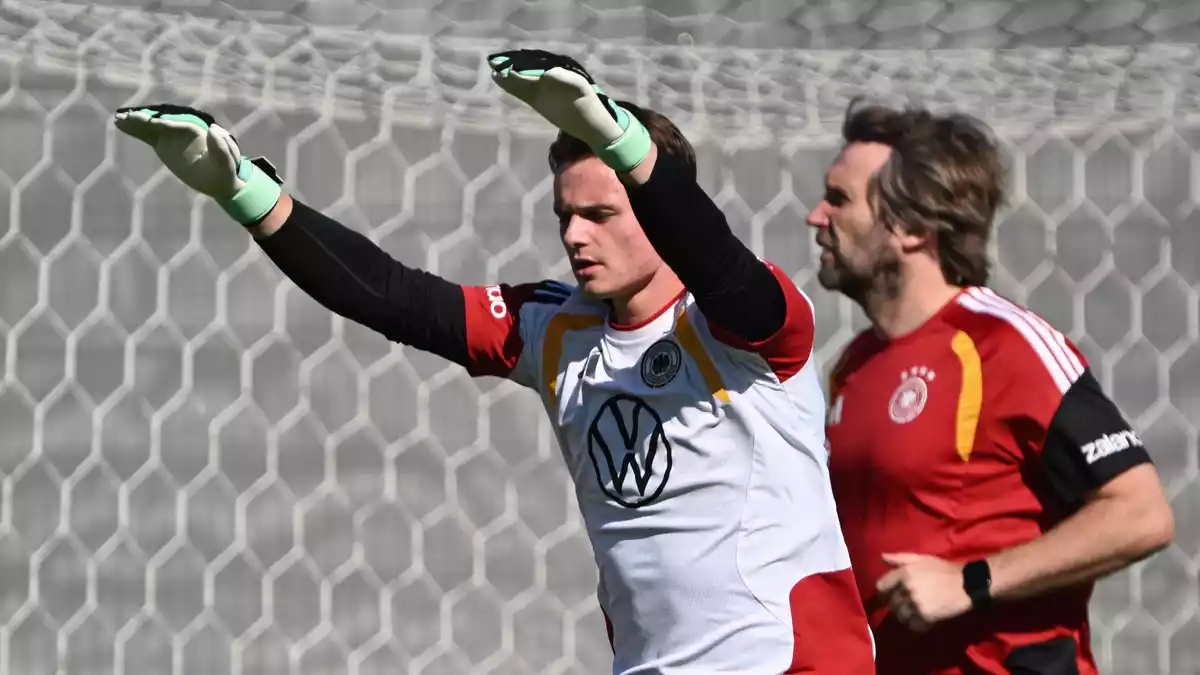 Jonas Urbig kann sich auf seinen ersten Länderspiel-Einsatz vorbereiten.  - Bild: Federico Gambarini/dpa