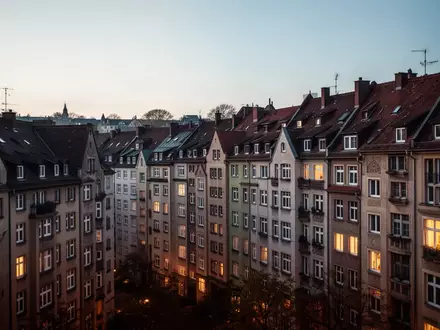 Dicht bebaute Wohnviertel mit historischen Mehrfamilienhäusern in einer baden-württembergischen Stadt bei Dämmerung. - Foto: über boerse-global.de