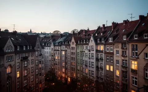 Dicht bebaute Wohnviertel mit historischen Mehrfamilienhäusern in einer baden-württembergischen Stadt bei Dämmerung. - Foto: über boerse-global.de