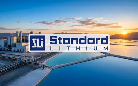 Moderne Industrieanlage zur Lithiumgewinnung mit Verdunstungsbecken bei Sonnenuntergang. - Foto: über boerse-global.de