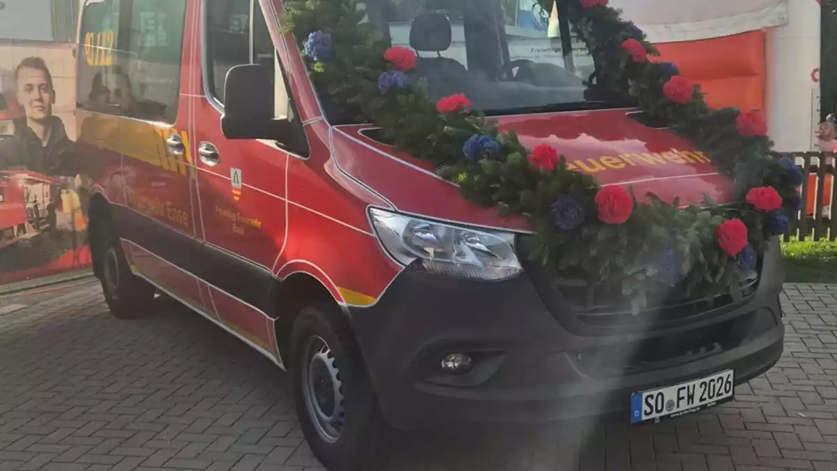FW Ense: Neues Fahrzeug für die Feuerwehr Ense in Dienst gestellt - Bild: presseportal.de