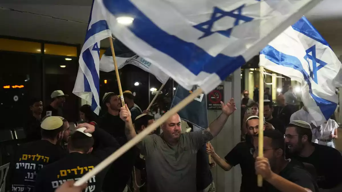 Am Abend wurden die Passagiere am Flughafen Tel Aviv in Empfang genommen. - Bild: Ariel Schalit/AP/dpa