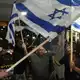 Am Abend wurden die Passagiere am Flughafen Tel Aviv in Empfang genommen. - Bild: Ariel Schalit/AP/dpa