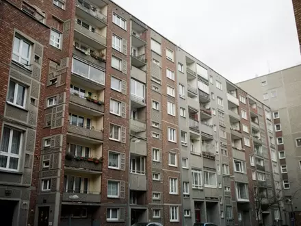 Fassade eines Berliner Wohnblocks bei bewölktem Himmel - Foto: über boerse-global.de