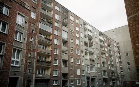 Fassade eines Berliner Wohnblocks bei bewölktem Himmel - Foto: über boerse-global.de