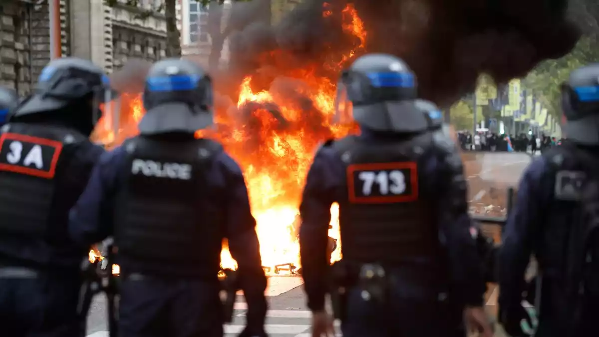 Bei den Protesten an französischen Gymnasien kam es zu zahlreichen Sachbeschädigungen und Festnahmen. - Bild: Jean-Francois Badias/AP/dpa