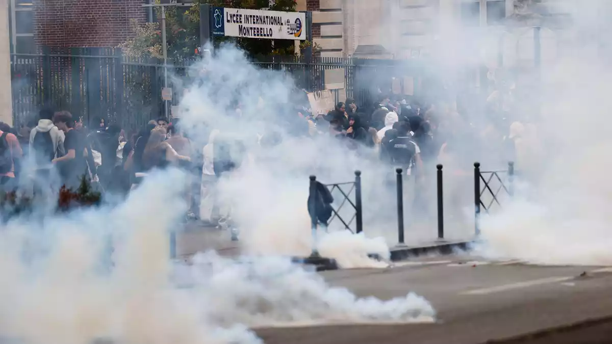 Auch der Einsatz der Polizei bei den Protesten an französischen Schulen steht in der Kritik, es war die Rede von Fällen von Polizeigewalt. - Bild: Jean-Francois Badias/AP/dpa