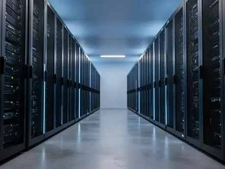 Ein minimalistischer Serverraum mit dunklen Serverschränken in einer kühlen, blauen Lichtstimmung. - Foto: über boerse-global.de