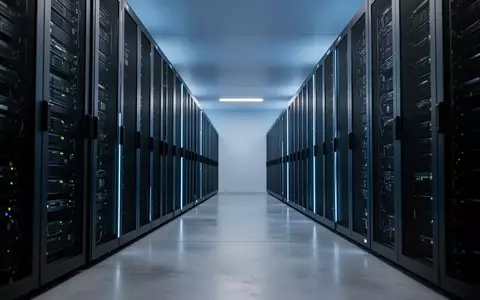Ein minimalistischer Serverraum mit dunklen Serverschränken in einer kühlen, blauen Lichtstimmung. - Foto: über boerse-global.de
