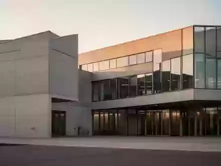 Modernes Verwaltungsgebäude in minimalistischer Architektur bei Sonnenuntergang - Foto: über boerse-global.de