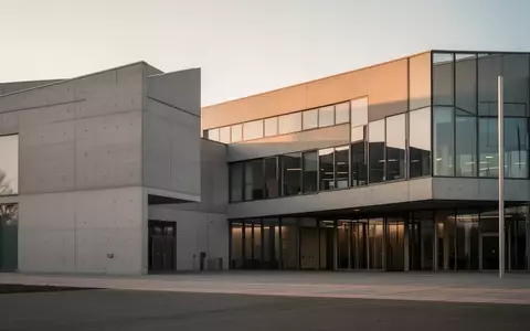Modernes Verwaltungsgebäude in minimalistischer Architektur bei Sonnenuntergang - Foto: über boerse-global.de