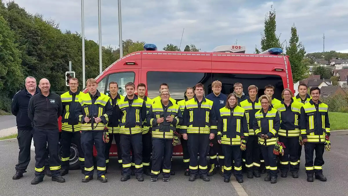 FW Finnentrop: Sicher kommunizieren im Einsatz: 18 neue Sprechfunker - Bild: presseportal.de