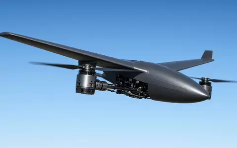 Ein fortschrittlicher Drohnen-Prototyp im Flug vor einem klaren blauen Himmel. - Foto: über boerse-global.de