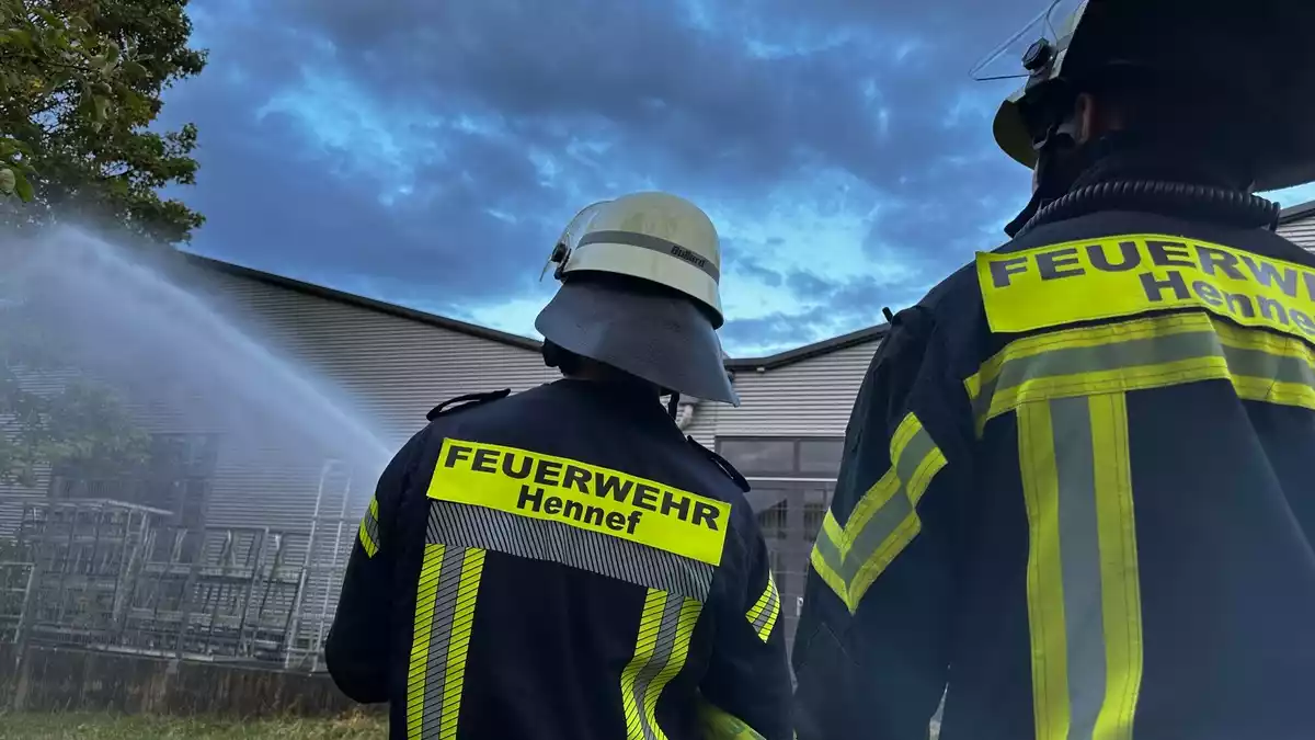FW Hennef: Große Übung in großer Firma - Feuerwehr Hennef zu Gast bei Rolf Fensterbau - Bild: presseportal.de