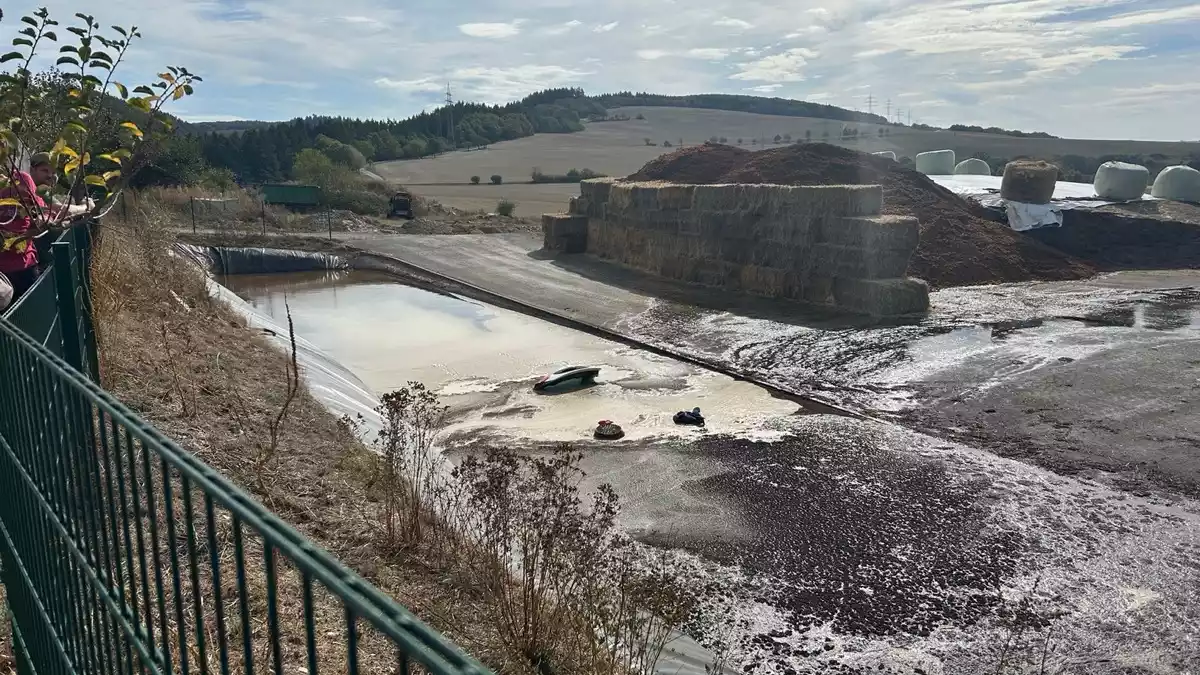 POL-PDTR: Das würde mir stinken - PKW landet in Havariebecken einer Biogasanlage - Bild: presseportal.de