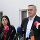 IG-Metall-Bezirksleiter Gröger und VW-Betriebsratschefin Cavallo zeigten sich nach dem Gespräch «enttäuscht und wütend». - Bild: Julian Stratenschulte/dpa
