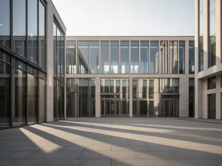 Moderne architektonische Fassade eines Regierungsgebäudes mit geometrischen Schattenwürfen bei Tageslicht. - Foto: über boerse-global.de