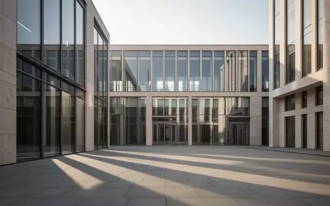 Moderne architektonische Fassade eines Regierungsgebäudes mit geometrischen Schattenwürfen bei Tageslicht. - Foto: über boerse-global.de