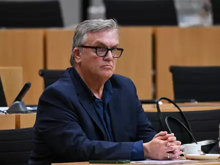 Hape Kerkeling ist Enkel eines NS-Opfers. Seine Meinung zu einem AfD-Verbotsverfahren äußerte er bei einer Anhörung im Thüringer Landtag. - Foto: Martin Schutt/dpa