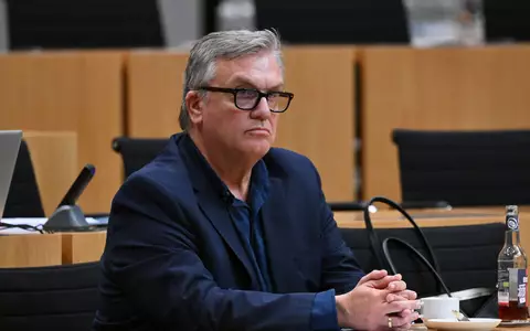 Hape Kerkeling ist Enkel eines NS-Opfers. Seine Meinung zu einem AfD-Verbotsverfahren äußerte er bei einer Anhörung im Thüringer Landtag. - Foto: Martin Schutt/dpa