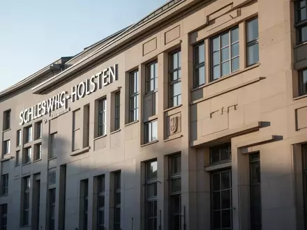 Das Landtagsgebäude in Kiel bei Tageslicht, Architekturaufnahme ohne Personen. - Foto: über boerse-global.de