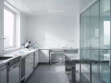 Ein minimalistisches, modernes Labor mit sterilen Oberflächen und diffusem Tageslicht, das einen Forschungsbereich symbolisiert. - Foto: über boerse-global.de
