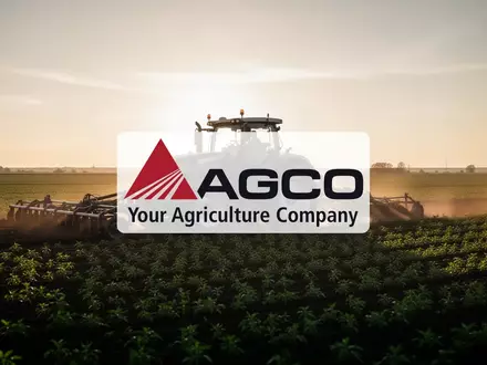 Ein moderner, leistungsstarker Traktor auf einem weitläufigen Feld bei Sonnenuntergang, Symbol für industrielle Landwirtschaft. - Foto: über boerse-global.de