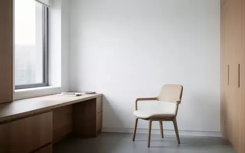 Ein minimalistischer, ruhiger Behandlungsraum mit einem leeren Stuhl vor einer hellen Wand, der eine nachdenkliche Atmosphäre ausstrahlt. - Foto: über boerse-global.de