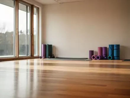 Ein heller, minimalistischer Trainingsraum mit Holzboden und großen Fenstern, der eine ruhige und sichere Atmosphäre vermittelt. - Foto: über boerse-global.de