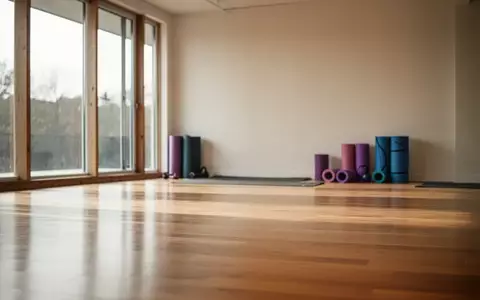 Ein heller, minimalistischer Trainingsraum mit Holzboden und großen Fenstern, der eine ruhige und sichere Atmosphäre vermittelt. - Foto: über boerse-global.de