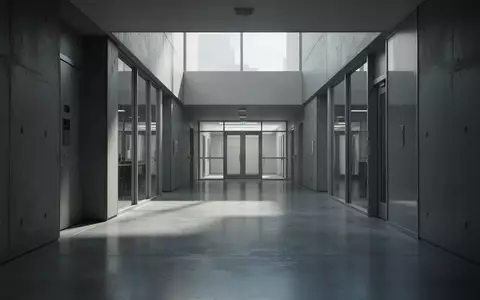 Ein minimalistischer, leerer Flur in einem Behördengebäude mit Betonboden und neutralem Licht. - Foto: über boerse-global.de