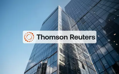 Moderne Glasfassade eines Bürogebäudes vor klarem Himmel als Symbol für juristische Klarheit und wirtschaftliche Stabilität. - Foto: über boerse-global.de