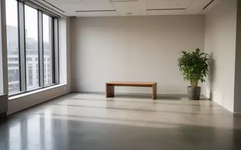 Ein minimalistisches, helles Bürointerieur mit poliertem Betonboden und einer einzelnen Pflanze. - Foto: über boerse-global.de