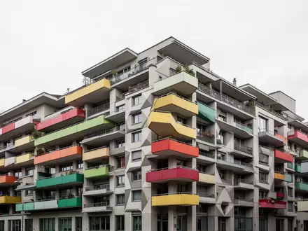Die markanten, terrassierten Wohngebäude der Sugus-Häuser in Zürich bei Tageslicht. - Foto: über boerse-global.de