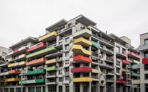Die markanten, terrassierten Wohngebäude der Sugus-Häuser in Zürich bei Tageslicht. - Foto: über boerse-global.de