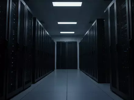 Dunkler, moderner Serverraum mit anonymen technologischen Schränken in einer kühlen, schattenreichen Umgebung. - Foto: über boerse-global.de