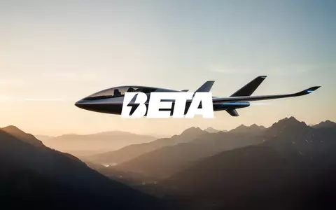 Futuristisches elektrisches Fluggerät fliegt über eine Berglandschaft bei Sonnenuntergang. - Foto: über boerse-global.de