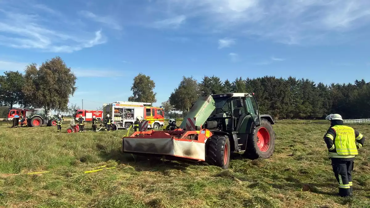 FW-AUR: Motorraum eines Schleppers in Flammen - Bild: presseportal.de