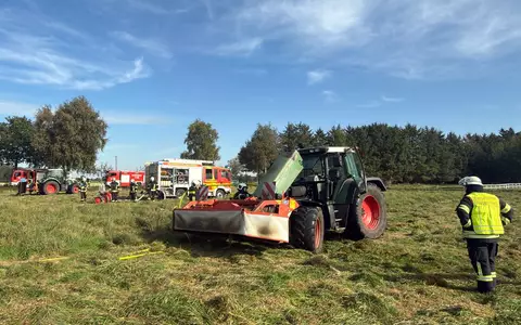 FW-AUR: Motorraum eines Schleppers in Flammen - Foto: presseportal.de