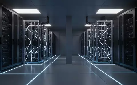 Moderne, minimalistische Serverraum-Infrastruktur mit blauer Beleuchtung und geordneten Schrankreihen. - Foto: über boerse-global.de